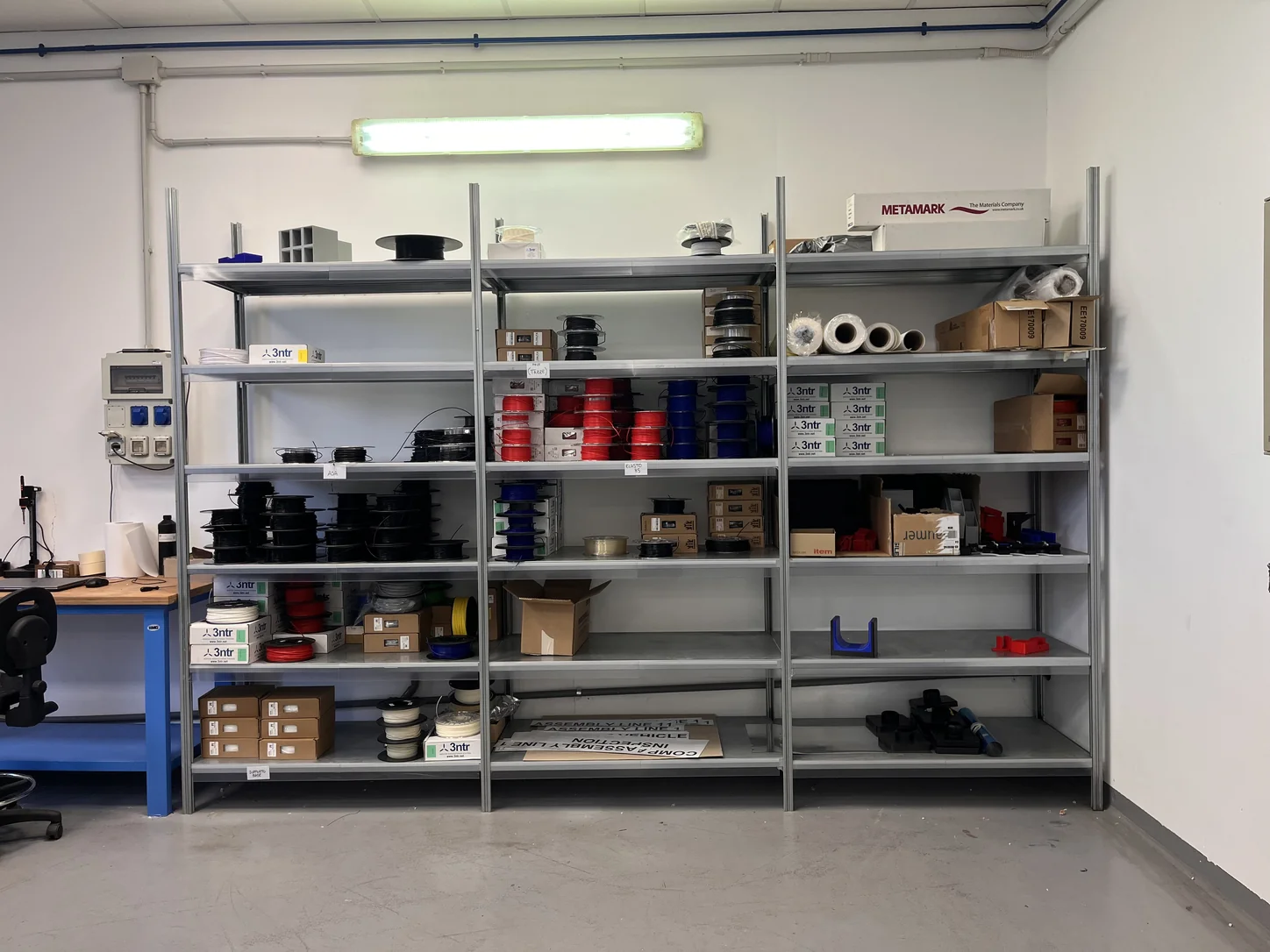 Lo scaffale dei filamenti per la stampa 3D nel reparto stampe di Ferrutensile